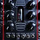 Černý modul syntezátoru s nápisem VCO2. Uprostřed je viditelná elektronka v pro suốtném okénku, kolem ní jsou bílé grafické spirály. Modul obsahuje š…