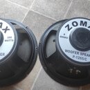 Dvě černé kruhové basové reproduktory s bílými středovými kryty. Na obou je uveden nápis ZOMAX, WOOFER SPEAKER P-1265/C a parametry 8 OHMS a 250 WATT…