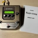 Šedý efektový pedál s nápisy YAMAHA, Magicstomp a ACOUSTIC. Zařízení má digitální displej s nečitelně znázorňovaným textem, ovládací knoflíky a přepí…