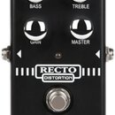 Černý efekt pedál s čtyřmi stříbrnými otočnými ovladači popsanými jako BASS, TREBLE, GAIN a MASTER. Uprostřed je nápis RECTO DISTORTION v bílém rámeč…