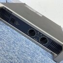 Stříbrný výkonový zesilovač s tmavě modrým předním panelem. Na levé straně je logo a nápis YAMAHA, vpravo nápis POWER AMPLIFIER P2500S. Přístroj má d…