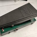 Zelený expresní pedál s černou gumovou nášlapnou plochou. Na horní části je vyraženo logo a nápis optical control. Zařízení má na boku jeden červený…
