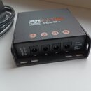 Černý napájecí adaptér s nápisy Palmer, PWT04 a Power Bar. Zařízení má čtyři výstupní konektory označené čísly 1 až 4 a hodnotou 9V. Na boku je uvede…