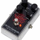 Šedý efekt pedál s povrchem z plstěného materiálu a černým ovládacím panelem. Na panelu je červený nápis Bass Soul Food a bílý nápis electro-harmonix…