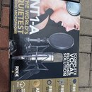 Krabice s mikrofonem značky RØDE, model NT1-A. Na obalu jsou nápisy THE WORLD'S QUIETEST STUDIO MICROPHONE a THE COMPLETE VOCAL RECORDING SOLUTION. V…