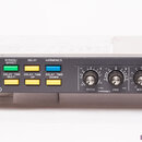 Černý rackový efektový procesor s logem Ibanez. Na předním panelu jsou nápisy BYPASS/EFFECT, DELAY a HARMONICS, tři barevné tlačítka s popisky DELAY…