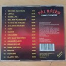 Zadní strana CD plátka v plastovém obalu. Na červeném pozadí je uveden seznam 16 skladek s časy trvání a nápis TŘI KŘÍŽE ČESKÉ COUNTRY. V pravé dolní…
