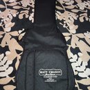 Černý polstrovaný obal na kytaru s přední kapsou. Na spodní části je bílý nápis MATT UMANOV Guitars, pod ním text 273 BLEECKER STREET N.Y.C. (212) 67…