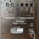 Zadní panel aktivního subwooferu černé barvy. Na panelu jsou nápisy PreSonus, Temblor T10 a Temblor Series High-Definition Active Subwoofer. Jsou zde…