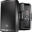 Dvě černé aktivní reproduktorové bedny s kovovou mřížkou. Na přední straně levého reproduktoru je bílé logo JBL. Zadní panel pravého reproduktoru obs…