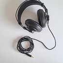 Černé centerXlupovací sluchátka s polstrováním z umělé kůže a plastovým ná headbandem. K sluchátkům je přiložen černý kabel s pozlaceným jack konekto…