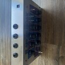Kovový efekt pedál v stříbrném provedení s nápisem FLANGER HOAX. Na levém boku jsou čtyři konektory s popisky INPUT, DIRECT OUTPUT, BLENDED OUTPUT a…