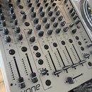 Stříbrný DJ mixér s nápisem xone a číslem 96 v pravém horním rohu. V horní části je viditelné logo ALLEN&HEATH. Zařízení obsahuje velké množství čern…