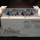 Stříbrný rackový kompresor s nápisem 5043 Portico Series Duo Compressor. Zařízení obsahuje dva identické kanály s ovládacími knoflíky, přepínači a če…