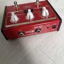 Červený efektový pedál s bílými oválnými ovladači a dvěma stomečovými spínači. Na přední straně je bílý nápis VOX a pod ním model StompLab IB. Jsou z…