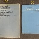 Fotografie zobrazuje dvě hudební učebnice. Levá kniha má šedý obal s nápisy „Zd. Böhmová A.Grünfeldová“, „Technická a úhozová cvičení pro nižší a stř…