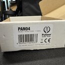 Fotografie zachycuje otevřený bílý kartonový obal. Na přední straně je nalepená štítková etiketa s nápisy PAN04, PALMER PASSIVE DI BOX - 2 KANAL a lo…