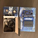 Fotografie zobrazuje modrý pedál JamMan Stereo Looper/Phrase Sampler SoloXT značky DigiTech, jeho originální krabici a napájecí adaptér s kabelem. Na…