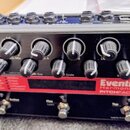 Černý efekt pedál s červeným pruhem, na kterém je bílý nápis Eventide Harmonizer PITCHFACTOR. Zařízení má v horní části řadu ovládacích knoflíků s bí…
