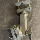 Stříbrný kovový držák s několika šroubovacími mechanismy a dvěma křídlovými maticemi. Povrch vykazuje známky opotřebení v podobě drobných škrábanců a…
