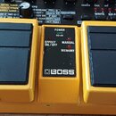 Žlutý kytarový efekt s dvěma černými spínači a centrálním panelem. Na panelu je nápis BOSS, kontrolky POWER, EFFECT ON/OFF a přepínač MANUAL / MEMORY…