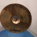 Kruhová mosazná činely s povrchem pokrytým pravidelnými důlky. V dolní části je černý nápis Zildjian. Povrch vykazuje drobné škrábance a známky použí…