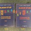 Dvě modré notové sešity s názvem ALBUM ETUD, ETÜDENSAMMLUNG a ALBUM OF STUDIES pro PIANO. Oba mají v horní části uvedena jména E. KLEINOVÁ A. FIŠEROV…