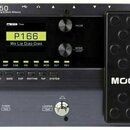 Multiefektový procesor v černé barvě s logem MOOER na pravém pedálu. V horní části je nápis GE150 Amp modelling & Multi Effects a displej s textem P1…