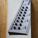 Fotografie znázorňuje bílou papírovou krabici, na které je zobrazen produkt. Na krabici jsou nápisy MAGNUS a by T-REX ENGINEERING - Denmark, v dolní…