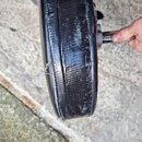 Fotografie zachycuje detail černé, oválné polstrovací části nástroje nebo příslušenství z textury připomínající syntetickou kůži. Povrch vykazuje výr…