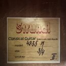 Fotografie znázorňuje štítek uvnitř akustického nástroje. Na štítku je červené logo Strunal a nápis Classical Guitar Made in Luby, Czech Republic. Ru…