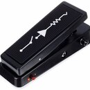 Černý výrazový pedál s kovovým tělem a žebrovaným povrchem šlapací plochy. Na horní části je bílý grafický symbol znázorňující elektrický obvod s rez…
