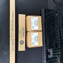 Na fotografii jsou čtyři kartonové krabice s nářadím značky MUSICNOMAD. Největší úzká krabice nese nápis „Tri-Beam Dual Notched + 17.6" Straight Edge…