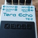 Kytarový efekt pedál bílé barvy s černým gumovým pedalpadem. Na horní části je nápis Tera Echo a modelové označení TE-2, níže je vyražené logo BOSS.…