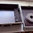 Dvě otevřené transportní bedny z černého materiálu s hliníkovými hranami a vršními úchyty. Levý kufr je uvnitř vystlaný černou pěnou s vyřezanými otv…