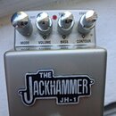Kytarový efekt pedál stříbrné barvy s kovovým povrchem. Na přední straně je černý nápis THE JACKHAMMER a pod ním označení JH-1. Horní panel obsahuje…