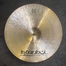 Kruhový mosazný činel s viditelným broušením povrchu. V horní části je nápis 16"/40cm CRASH Medium a v dolní části logo istanbul s nápisem Mehmet Han…