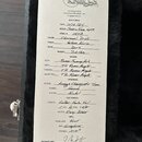 Fotografie zobrazuje papírový dokument s názvem BUILD SHEET od značky KNAGGS GUITARS. Dokument obsahuje ručně vyplněné specifikace nástroje, včetně m…