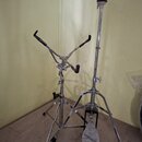 Fotografie zobrazuje dva chromované kovové stojany. Levý stojan je určen pro noty s černými plastovými úchvaty a nápisem SLINGERS. Pravý stojan je či…