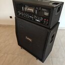 Černý kytarový stack složený z komba a boxu. Na horním modulu je nápis Laney a IRONHEART, dále jsou vidět ovládací prvky a červené kontrolky s popisk…