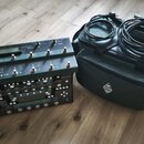 Na fotografii je tmavě zelený kytarový procesor Kemper Profiler s nadstavbou Profiler Remote. Na horním panelu jsou vidět nápisy PROFILER REMOTE, LOO…