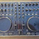 Stříbro-modrý DJ kontrolér značky Reloop z řady PREMIERELINE s označením JOCKEY MIX. Zařízení obsahuje dva velké jog-kola, zahlreichetočítka, posuvní…