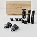 Sada mikrofonů a příslušenství v dřevěné schránce s vyrytym logem Oktava. Na fotografii jsou dva černé válcové mikrofony s nápisem Oktava MK-012-01,…