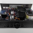 Fotografie znázorňuje otevřený integrovaný zesilovač značky Cambridge Audio, model azur 650A Integrated Amplifier. Je vidět vnitřní elektronika na mo…