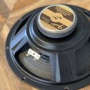 Černý reproduktor s kovovým rámem a papírovou membránou. Na horním krytu je štít s nápisy Fender, MUSICAL INSTRUMENTS CORPORATION a SPECIALLY DESIGNE…