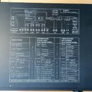 Fotografie zachycuje zadní stranu černého elektronického zařízení s nápisem apart PROFESSIONAL DIGITAL CONTROLLED AMPLIFIER. Na povrchu je umístěn ro…