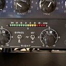 Stříbrný rackový procesor s nápisem Stereo Tape Simulator. Na levé straně je logo a nápis Sound Skulptor. Zařízení obsahuje dva identické ovládací bl…