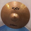 Kruhová mosazná činely s viditelným žebrováním. Na povrchu jsou nápisy ZXT, Rock Crash a 18"/45cm, v dolní části je logo Zildjian. Povrch vykazuje dr…
