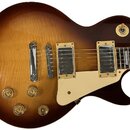 Elektrická kytara s trupem v hnědém sunburst provedení a krémovým pickguardem. Nástroj má dva humbuckery s kovovými kryty a čtyři zlaté ovládací knof…