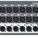 Šedý rackový stagebox s nápisem Soundcraft MINI STAGEBOX 32I. Horní dvě řady obsahují celkem 32 vstupních XLR konektorů, které jsou označeny čísly od…